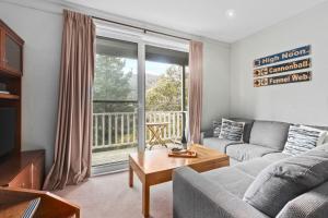 スレッドボにあるビャド 10のソファと大きな窓のあるリビングルーム +8枚の写真