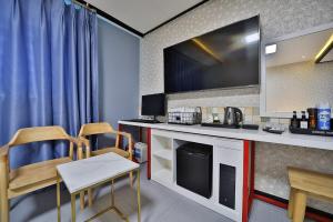 Kuchyň nebo kuchyňský kout v ubytování Hotel Danube Seomyeon