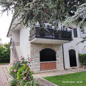 Το κτήριο όπου στεγάζεται  το διαμέρισμα