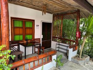 Pagi Pagi villas في شاطيء آونانغ: بيت ضيافة على الشرفة