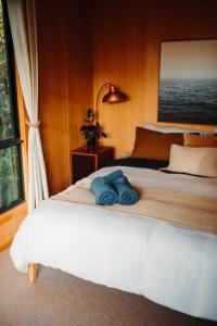 Rúm í herbergi á Kelp Cabin intimate, calm and restful +21 mynd