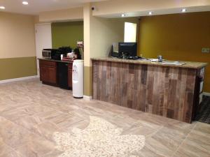 a large lobby with a counter and a counter at Budget Inn Expressway Hub in Rohnert Park