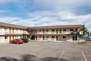 a hotel parking lot in front of a building at Budget Inn Expressway Hub in Rohnert Park