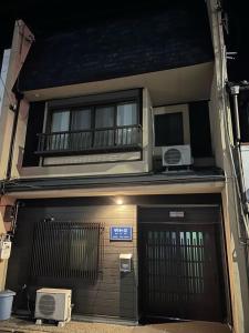 een gebouw met een poort en een balkon en een deur bij 明和荘Mei Wa Inn in Kyoto