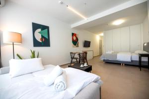 Un pat sau paturi într-o cameră la LASARI comfort living