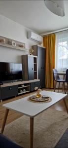 TV a/nebo společenská místnost v ubytování Apartamentul GAVIOTA + 9 fotografií