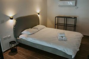 une chambre avec un lit avec deux serviettes dessus dans l'établissement New Duplex - Next mamila, à Jérusalem 15 autres photos