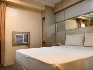 Postel nebo postele na pokoji v ubytování Spaces Hotel Makati