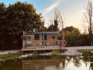 谢菲尔德Rusty Duck Retreat Shepherds Hut的池塘中央的小屋