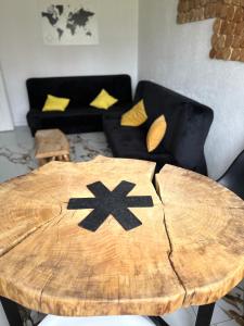 einen Holztisch mit einem x drauf im Wohnzimmer in der Unterkunft Mieszkanie przy morzu in Danzig