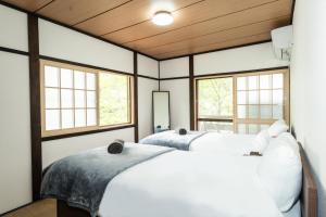 En eller flere senge i et værelse på Ringo Cottage