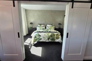 Giường trong phòng chung tại Apartment 6 - Haddin Court - Funky One Bedroom
