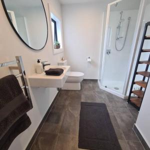 Phòng tắm tại Apartment 6 - Haddin Court - Funky One Bedroom