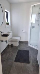 Phòng tắm tại Apartment 6 - Haddin Court - Funky One Bedroom +17 ảnh