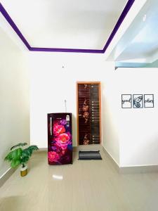 pokój z automatem z kwiatami w obiekcie Renade Leisure Stay w mieście Agartala