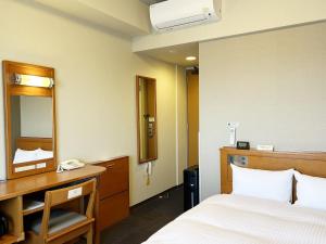 Postel nebo postele na pokoji v ubytování Hotel Route-Inn Chiryu -Kokudou 1 Gou-