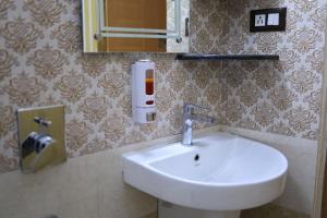 Koupelna v ubytování The Ranikhet Continental + 105 fotografií