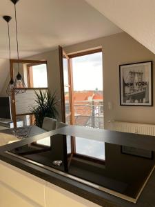 sala de estar con vistas a un balcón en Harzzeit Home, en Blankenburg