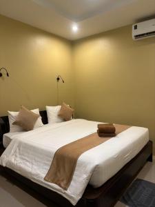 高蘭的住宿－Serene Lanta Resort，一间卧室配有一张带白色床单的大床
