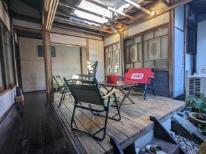 大洲市にあるまろや四季のデッキにテーブルと椅子が備わる客室です。
