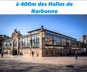 ナルボンヌにあるT3 Terrasse vue Cathédrale Climatiséの大きな建物とその前を歩く人々 +10枚の写真
