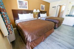 una habitación de hotel con 2 camas en una habitación en Rim Country Inn Payson en Payson