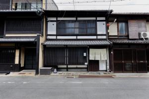 una strada vuota di fronte a un edificio di Shiki Homes SHINJIN - ex-TAIMEI a Kyoto