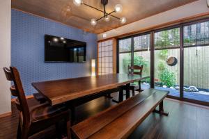 jadalnia z drewnianym stołem i ławką w obiekcie Shiki Homes SHINJIN - ex-TAIMEI w mieście Kioto