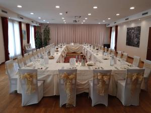 Reštaurácia alebo iné gastronomické zariadenie v ubytovaní Hotel In Sylvis