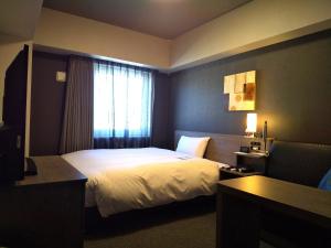 Postel nebo postele na pokoji v ubytování Hotel Route-Inn Mihara Ekimae