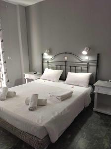 コス・タウンにあるCOSY Living Apartment 2の白いシーツと枕が付いた大きなベッドのある寝室