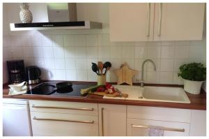 ครัวหรือมุมครัวของ Appartement am Oranienpark im Kurviertel