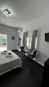TV a/nebo společenská místnost v ubytování Sakas Apartment