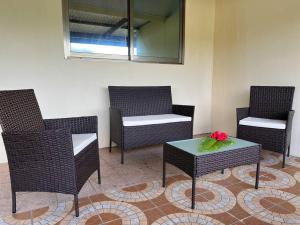 A seating area at Studio Vanira, Tahaa, Haamene