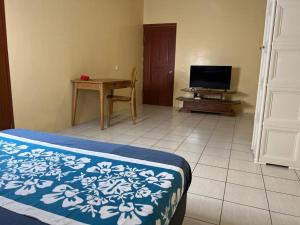A television and/or entertainment centre at Studio Vanira, Tahaa, Haamene