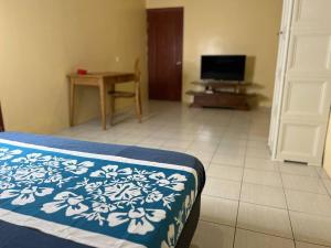 A television and/or entertainment centre at Studio Vanira, Tahaa, Haamene