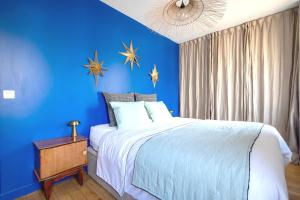 Posteľ alebo postele v izbe v ubytovaní Luxury top floor duplex near Le Marais