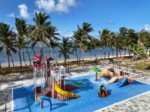 Riu Turquoise - All Inclusive في لو مورن: مسبح على الشاطئ مع حديقة مائية