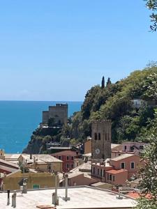 una vista de una ciudad con una colina en el fondo en La casetta vista mare, en Monterosso al Mare