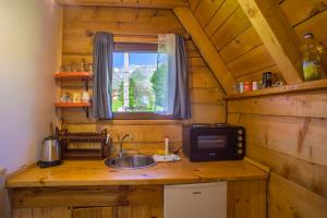 Kuhinja ili čajna kuhinja u objektu Maple village
