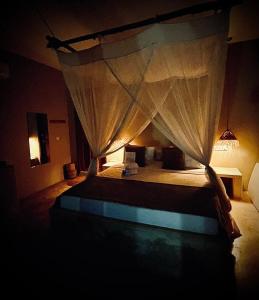 um quarto com uma cama e uma rede mosquiteira em Zen Boutique Resort em Jambiani