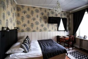 - une chambre avec un lit et un bureau dans l'établissement Boutique Hotel Yöpuu, à Jyväskylä