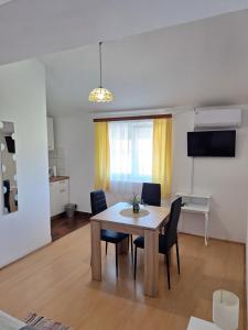 Televízia a/alebo spoločenská miestnosť v ubytovaní Apartments Kozjan