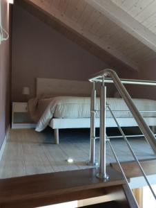 Bett in einem Zimmer mit in der Unterkunft L'Arco Antico in Casalbuono
