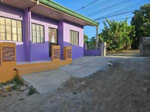 Maison violette et jaune avec allée dans l'établissement Mel's Place 2BR Apartment Unit1 in Batangas City, à Batangas City