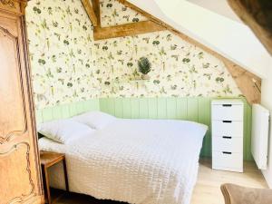a bedroom with a bed with flowers on the wall at Face Mer Villa Le Ker Breton in Pornichet