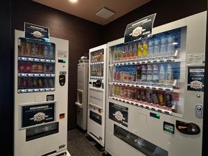 duas máquinas de venda automática numa loja com bebidas em Hotel Route-Inn Marugame em Marugame
