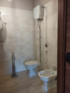 ein Bad mit einem WC und einem Waschbecken in der Unterkunft L'Arco Antico in Casalbuono