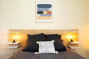 a bedroom with a bed with two lamps on tables at Le Franc bord I Plage à 200m in Crozon