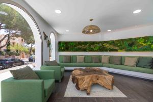 - un salon avec un canapé et une table basse dans l'établissement MarSenses Natura Olea Hotel, à Cala d´Or